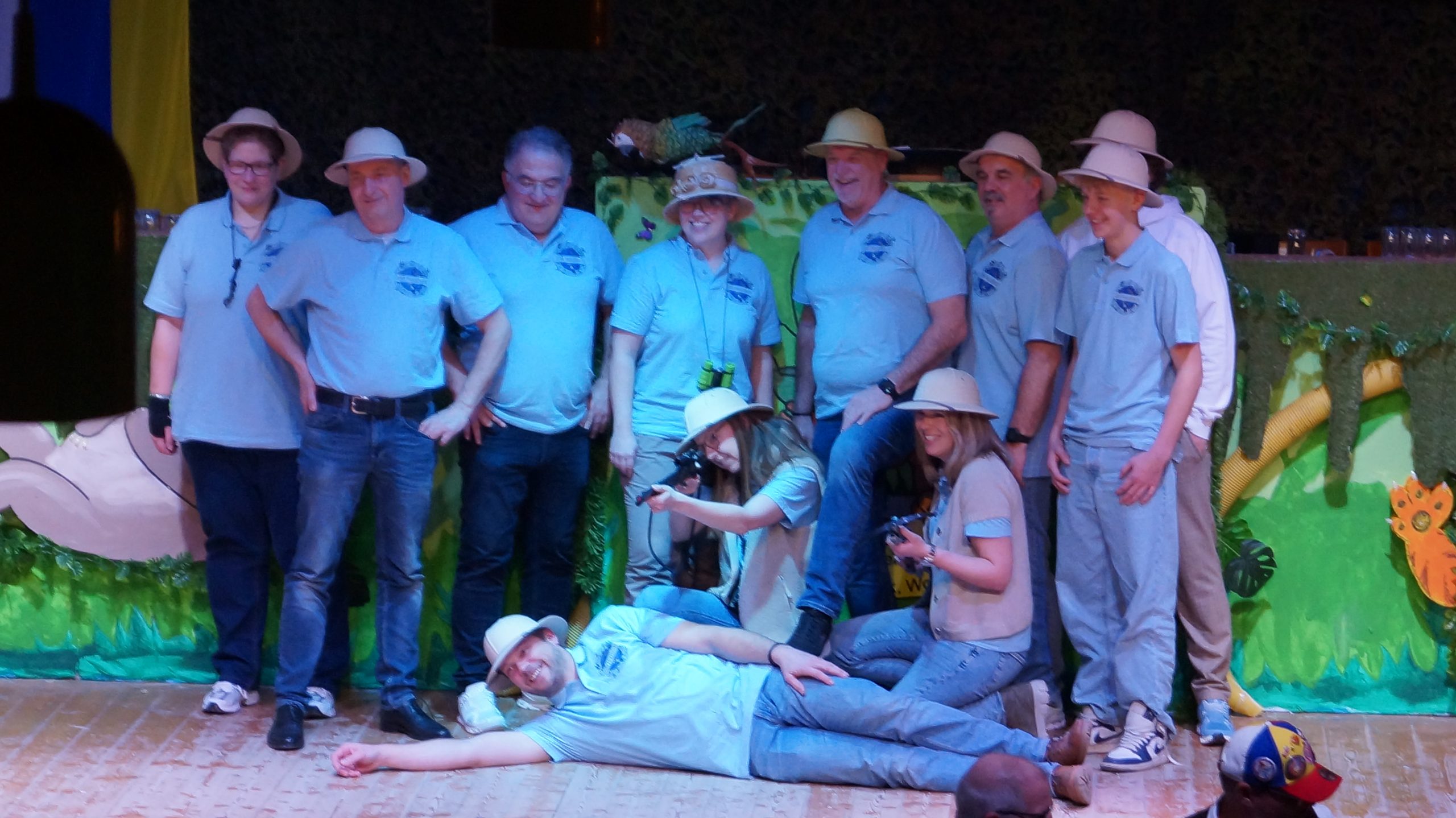 Im Dschungel zieh´n die Narre oi, mit viel Helau, Weck, Worscht und Woi. 10er Hol-Blech „Ausverkauftes Schützenhaus Bechtolsheim bei der 1. Prunksitzung am 17.01.2026“