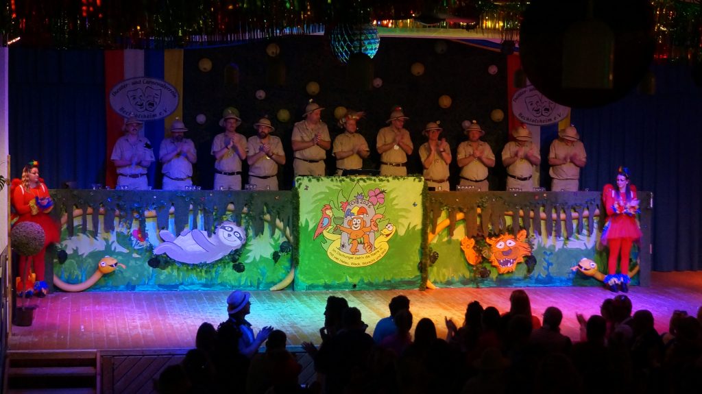 Im Dschungel zieh´n die Narre oi, mit viel Helau, Weck, Worscht und Woi. Elferrat