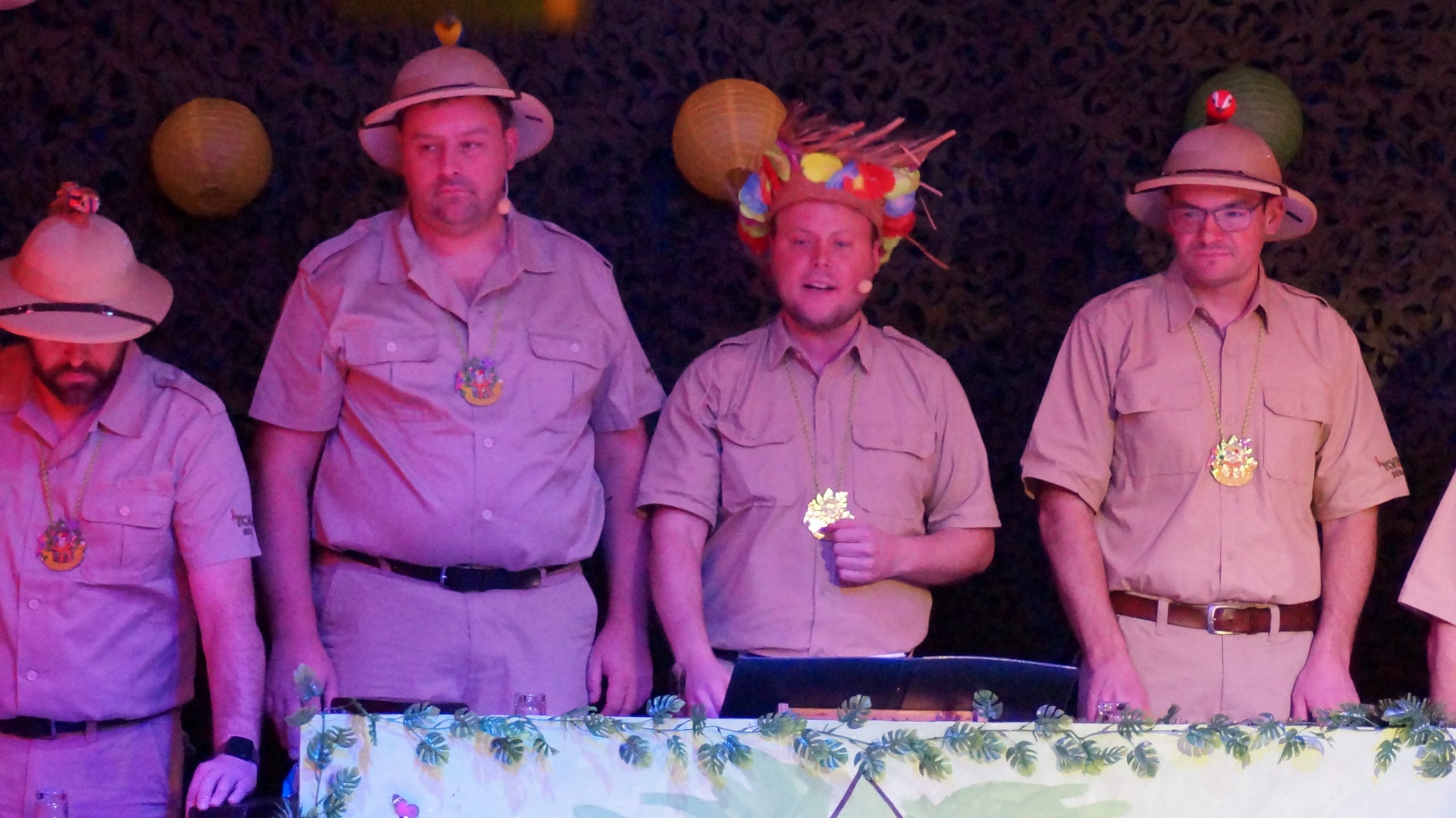 Im Dschungel zieh´n die Narre oi, mit viel Helau, Weck, Worscht und Woi. begrüßung Marc Wolf „Einzug des Elferrats zur 1. Prunksitzung 2026 in Bechtolsheim“