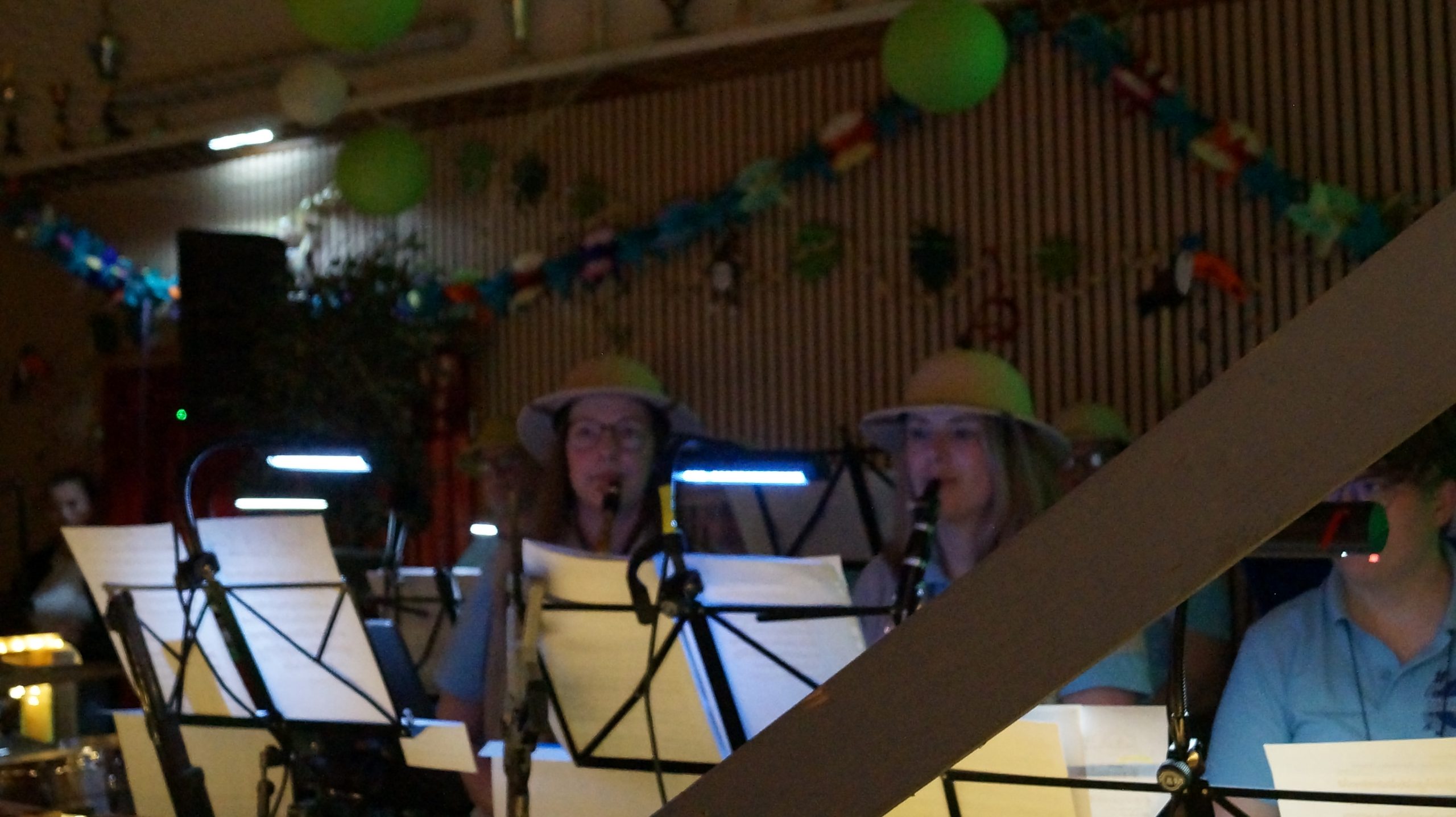 Ein musikalischer Höhepunkt: „Amarillo“ mit 10er Holzblech und unserer Sitzungskapelle unter der Leitung von Tilo Hartnagel. Ein musikalischer Höhepunkt: „Amarillo“ mit 10er Holzblech und unserer Sitzungskapelle unter der Leitung von Tilo Hartnagel.