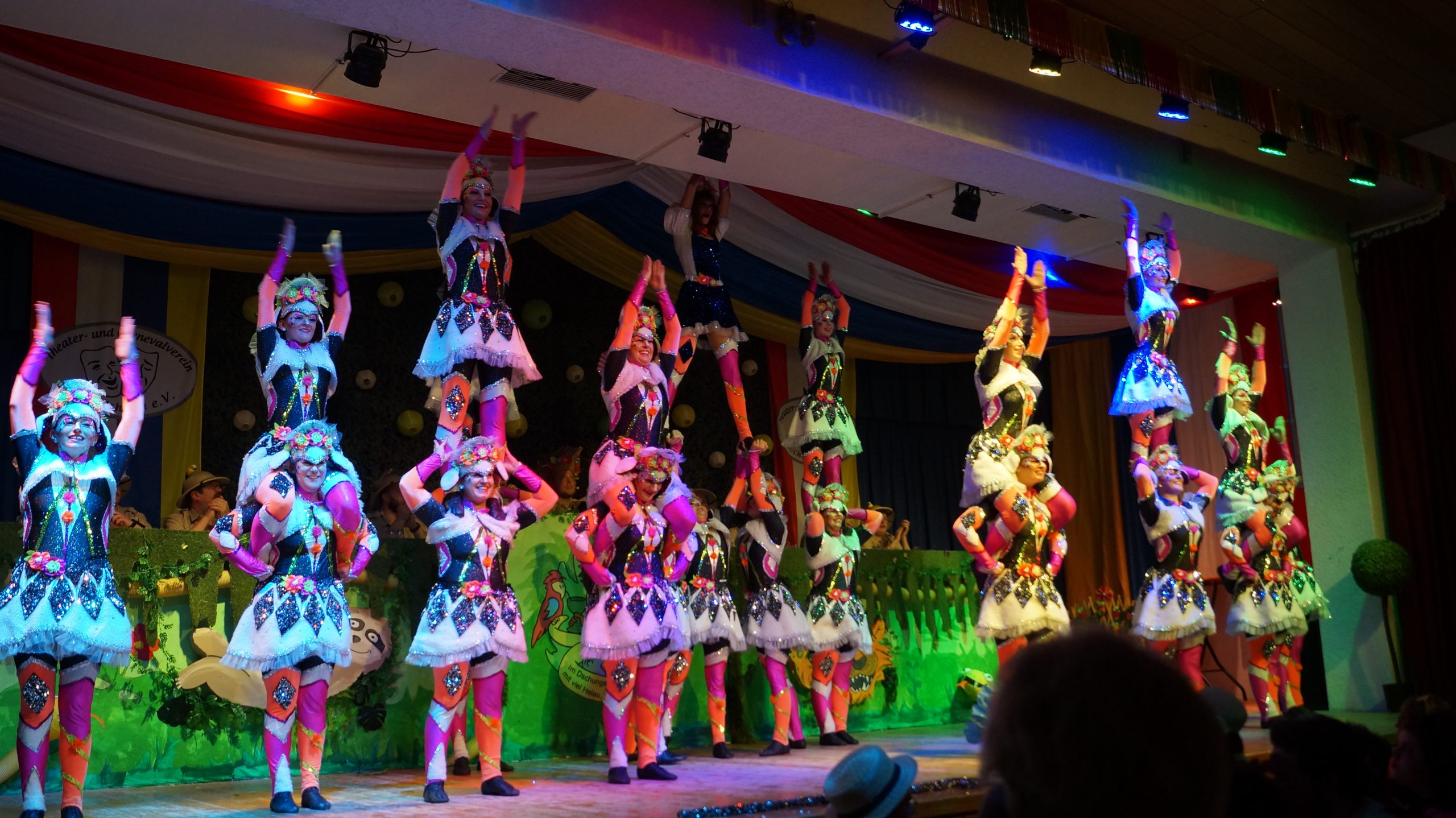 „Tanzgruppe The Specials aus Mommenheim auf der Bühne im Schützenhaus“ „Tanzgruppe The Specials aus Mommenheim auf der Bühne im Schützenhaus“