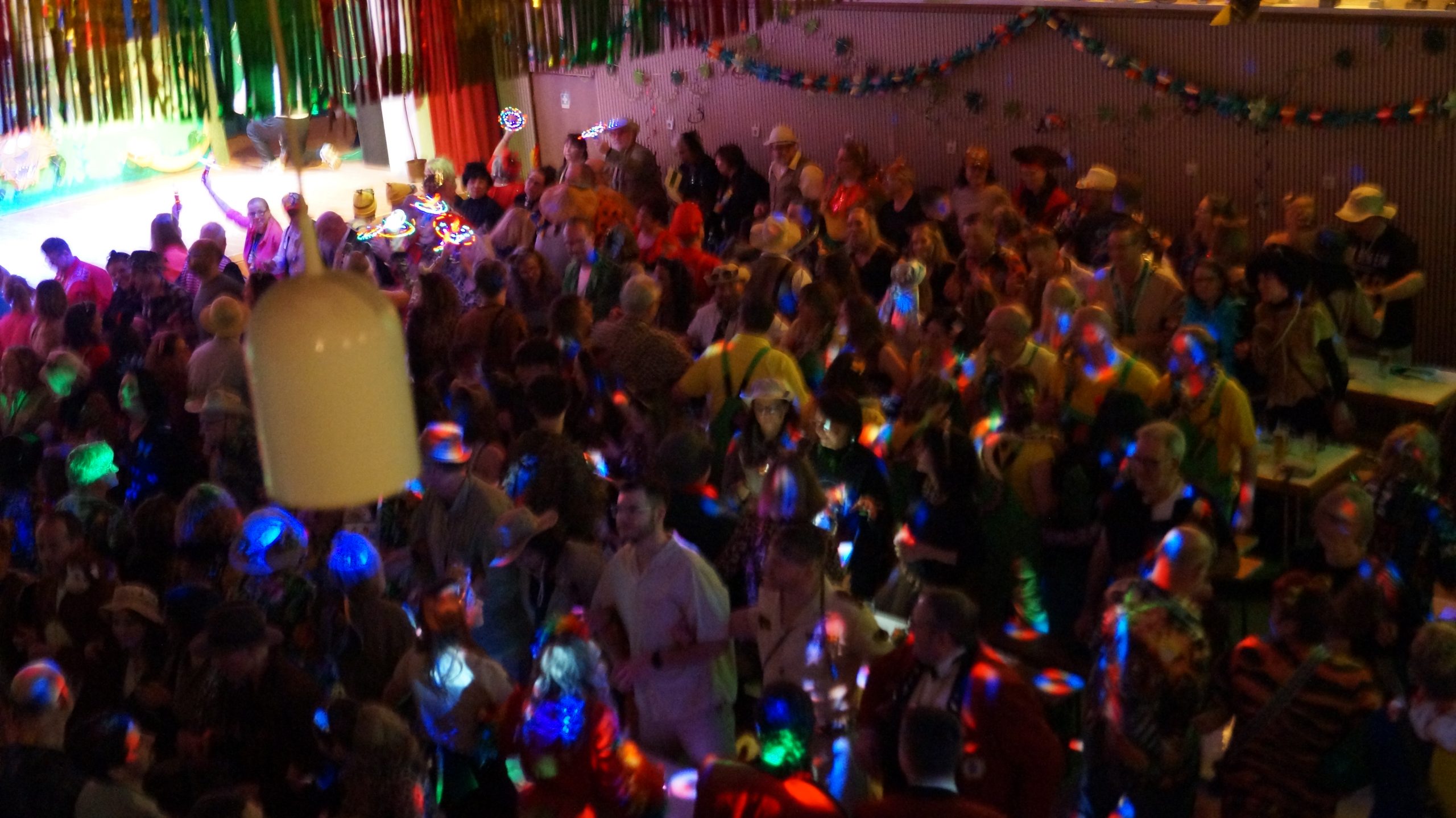 Im Dschungel zieh´n die Narre oi, mit viel Helau, Weck, Worscht und Woi. Publikum „Publikum im Schützenhaus Bechtolsheim bei der Prunksitzung 2026“