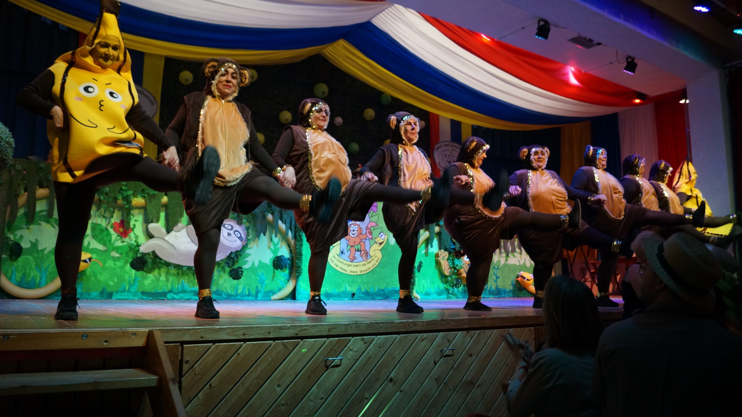 „TCV Elfchen Tanzgruppe TCV Bechtolsheim Prunksitzung 2026“

H3: Vortrag „Witze-Erzähler“ – Tobias Abt (Bohnebeitel)
Text:
Mit dem Vortrag „Witze-Erzähler“ von Tobias Abt (Bohnebeitel) wurde herzlich gelacht.

[BILD 17 – Tobias Abt]

Alt-Text: „Tobias Abt Witze-Erzähler Bohnebeitel Prunksitzung Bechtolsheim“

H3: Musik: „Amarillo“ – 10er Holzblech & Sitzungskapelle (Leitung: Tilo Hartnagel)
Text:
Ein musikalischer Höhepunkt: „Amarillo“ mit 10er Holzblech und unserer Sitzungskapelle unter der Leitung von Tilo Hartnagel.

[BILD 18 – Kapelle/10er Holzblech]

Alt-Text: „Sitzungskapelle unter Leitung von Tilo Hartnagel spielt Amarillo“

H3: Vortrag „Dschungel Safari“ – Caro Heck & Mathias Uhink
Text:
Passend zum Motto folgte die „Dschungel Safari“ von Caro Heck & Mathias Uhink.

[BILD 19 – Caro/Mathias]

Alt-Text: „Dschungel Safari Vortrag Caro Heck Mathias Uhink Prunksitzung 2026“

H3: Simone Gromma – Gesang
Text:
Mit Simone Gromma kam ein weiterer musikalischer Programmpunkt auf die Bühne.

[BILD 20 – Simone Gromma]

Alt-Text: „Simone Gromma Gesang bei der Prunksitzung Bechtolsheim 2026“

H3: „Pfarrer Fulder“ – Steffen Jobst (TV bekannt durch Bohnebeitel)
Text:
Mit „Pfarrer Fulder“ brachte Steffen Jobst (TV bekannt durch Bohnebeitel) das Publikum erneut zum Lachen.

[BILD 21 – Steffen Jobst]

Alt-Text: „Steffen Jobst Pfarrer Fulder Bohnebeitel Prunksitzung Bechtolsheim“

H3: Tanzgruppe Expressivo (FSV Bechtolsheim)
Text:
Den Tanzteil im zweiten Abschnitt bereicherte Expressivo (FSV Bechtolsheim) mit einem starken Auftritt.

[BILD 22 – Expressivo]

Alt-Text: „Tanzgruppe Expressivo FSV Bechtolsheim Prunksitzung 2026“

SECTION 4 – Finale
Elemente: Heading + Text + Image (breit)

H2: Finale: Aufmarsch der Aktiven, TCVB-Lied, „Ciao Amore“ & Hofsänger-Medley
Text:
Zum Schluss wurde es nochmal richtig groß: Finale mit Aufmarsch der Aktiven, TCVB‑Lied, „Ciao Amore“ und einem Hofsänger‑Medley – bevor der Abend mit dem Ausmarsch ausklang. Ein Abschluss, der zeigt: Fastnacht bei uns ist Programm und Gemeinschaft.

[BILD 23 – Finale/Bühne voll]

Alt-Text: „Finale der Prunksitzung 2026 mit Aufmarsch der Aktiven im Schützenhaus“

SECTION 5 – CTA: Website/Termine (ohne 2. Programm zu erwähnen)
Elemente: Call to Action Box + Buttons

H2: Mehr vom TCV Bechtolsheim
Text:
Hier findet ihr weitere Rückblicke, Aktuelles und Infos rund um unsere Kampagne 2026.

Buttons (CTA):

„Fastnacht 2026“ → Link zur Kategorie/Übersichtsseite einfügen

„Aktuelles & Blog“ → Link einfügen

„Mitglied werden & Mitmachen“ → Link einfügen

SECTION 6 – CTA: Social Follow (für Weiterleitungen)
Elemente: Icon List / Social Buttons

H2: Folgt uns für weitere Bilder & Clips
Text:
Auf unseren Kanälen teilen wir laufend Eindrücke, Fotos und kurze Videos rund um den TCVB.

Buttons/Icons:

Facebook → Link einfügen

Instagram → Link einfügen

TikTok → Link einfügen

X → Link einfügen

Tumblr → Link einfügen

Social-Teaser (Copy/Paste) mit Link zum Beitrag
Facebook
Ausverkauftes Schützenhaus und grandiose Stimmung: Unsere 1. Prunksitzung am 17.01.2026 stand ganz unter dem Motto
„Im Dschungel zieh´n die Narre oi, mitviel Helau, Weck, Worscht und Woi.“
Hier geht’s zum Rückblick mit Bildern: [Link zum Blogbeitrag einfügen]
#TCVBechtolsheim #Prunksitzung #Fastnacht #Bechtolsheim

Instagram
Ausverkauft! 1. Prunksitzung 17.01.2026 im Schützenhaus Bechtolsheim – Dschungel‑Helau, Tanz, Vortrag & Musik.
Rückblick + Bilder: [Link]
#TCVBechtolsheim #Fastnacht #Prunksitzung #Helau

TikTok (Caption)
Dschungel‑Helau im ausverkauften Schützenhaus! 1. Prunksitzung 17.01.2026 – Rückblick: [Link]
#Fastnacht #Bechtolsheim #TCVBechtolsheim

X
Ausverkauft: 1. Prunksitzung (17.01.2026) im Schützenhaus Bechtolsheim – Rückblick mit Bildern: [Link] #Fastnacht #Bechtolsheim

Tumblr
Rückblick zur 1. Prunksitzung am 17.01.2026 (Schützenhaus Bechtolsheim, ausverkauft) – Motto: „Im Dschungel zieh´n die Narre oi…“
Mit Bildern & Programmhighlights: [Link]

Wenn du mir die genauen Links gibst (Fastnacht-2026-Übersicht, Blog, Mitglied werden + eure Social-Profile), setze ich dir die CTA-Buttons und Social-Teaser direkt final mit korrekten Ziel-URLs zusammen.

Prunksitzung Finale.jpg
