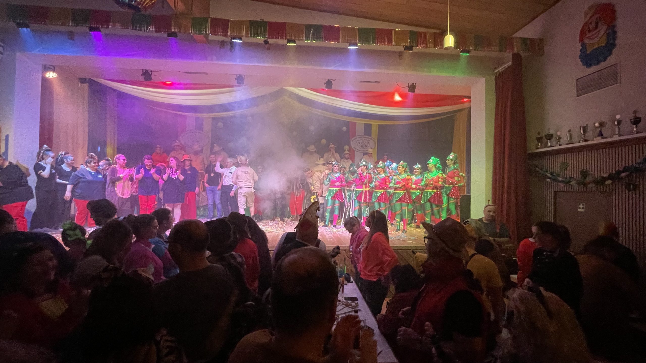 „Finale der Prunksitzung 2026: Aktive auf der Bühne im Schützenhaus Bechtolsheim“ „Finale der Prunksitzung 2026: Aktive auf der Bühne im Schützenhaus Bechtolsheim“